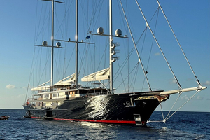 PEOPLE : Leonardo DiCaprio et Vittoria Ceretti aperçus en Méditerranée à bord du yacht de Jeff Bezos