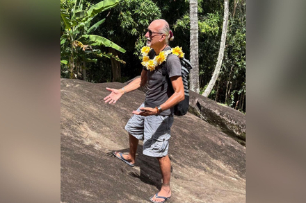 Mark Eddowes sur le site pétroglyphe de Fatu Hiva dont il a assuré les fouilles.