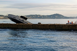 Erreur de navigation en rade de Toulon : un bateau de plaisance s’encastre dans la grande jetée