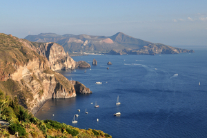 Îles Éoliennes : cap sur un archipel volcanique à explorer par la mer