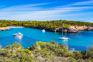 L’Espagne frôle les 100 millions de touristes en 2025, entre succès économique et tensions locales