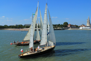 Les Pen Duick : l’histoire des voiliers légendaires d’Éric Tabarly, de la tradition à la course au large moderne