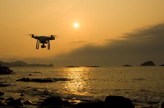 Voir sans s’exposer : comment les drones transforment la plaisance ?