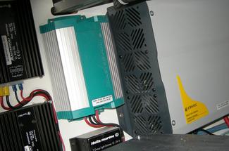 Convertisseur 12 V 230 V à bord : à quoi sert un onduleur sur un bateau ?