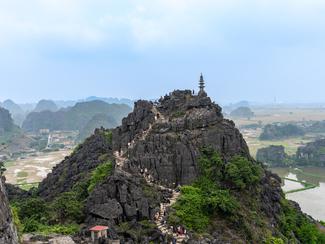 La baie d’Ha Long terrestre : naviguer sans...