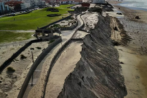 Érosion du littoral : à Biscarrosse, la mer fait tomber le front de mer