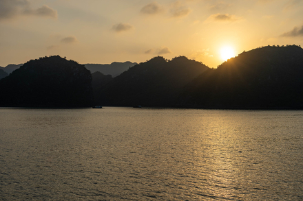 Coucher de soleil en baie d'Ha Long Coucher de soleil en baie d'Ha Long