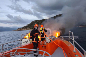 Un voilier de 12 mètres ravagé par les flammes sombre dans la baie de Campomoro