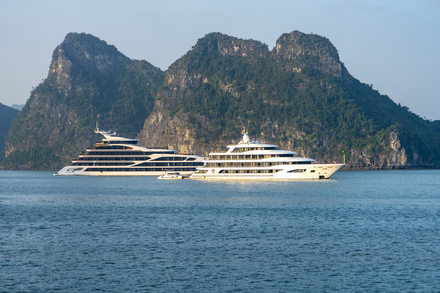 Bateaux de croisière au mouillage Bateaux de croisière au mouillage