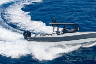 TYKUN X : un tender en aluminium de 10,5 m issu du monde militaire