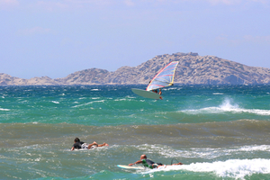 Surf en Méditerranée : où trouver les meilleures vagues de Gruissan à Villefranche ?