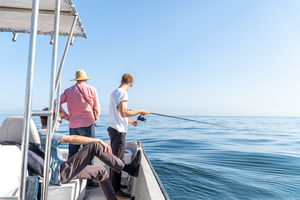 Pêche en mer depuis son bateau : quelles techniques pour débuter sans s’équiper comme un pro ?