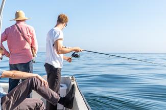 Pêche en mer depuis son bateau : quelles techniques pour débuter sans s’...