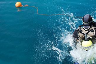 Entre liberté et responsabilité : plonger en bouteille depuis son bateau...
