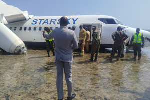 Atterrissage d’urgence sur une plage : en Somalie, un avion se pose au bord de l’eau après une avarie spectaculaire