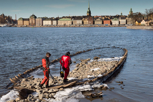 Suède: une épave de navire du XVIIe siècle réapparaît à la faveur de la baisse du niveau de la Baltique
