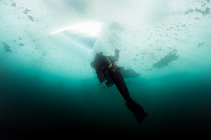 Plongée sous glace : 3 spots incroyables en Europe pour tester le grand frisson avant le printemps