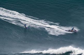 Alors que les tempêtes atlantiques se multiplient, le surf towing devien...