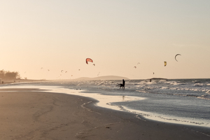 Où faire du kitesurf toute l’année ? Les spots avec du vent (presque) garanti