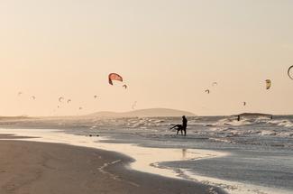 Où faire du kitesurf toute l’année ? Les spots avec du vent (presque) ga...