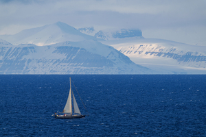Tourisme polaire sous régulation : préparer une navigation à la voile au Svalbard, mode d’emploi