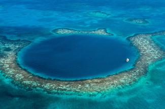 Trous bleus du monde : records, mystères et plongées dans les abysses ve...