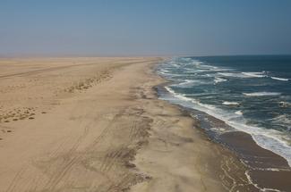 Skeleton Bay : la vague la plus longue du monde au cœur du désert namibien