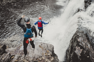 Coasteering : le sport d’aventure qui redéfinit l’exploration du littoral