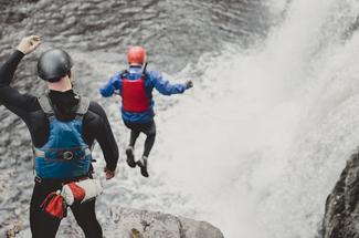 Coasteering : le sport d’aventure qui redéfinit l’exploration du littoral