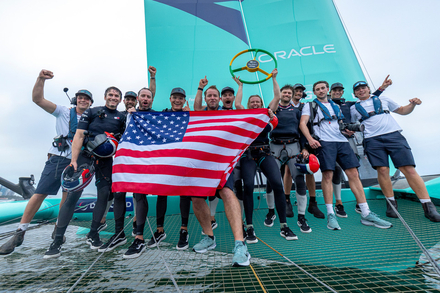 L’équipage américain exulte à bord du F50 après sa victoire en finale du Sail Grand Prix de Sydney, le 1er mars 2026. L’équipage américain exulte à bord du F50 après sa victoire en finale du Sail Grand Prix de Sydney, le 1er mars 2026.