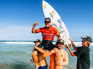 Surf: le champion olympique Kauli Vaast se...