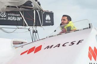 Guirec Soudée a évité de justesse une collision au 77ᵉ jour de sa tentat...