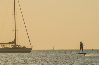 Downwind en SUP foil : parcourir des kilomètres en mer en utilisant l’én...