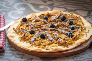 Pissaladière niçoise : la recette traditionnelle aux oignons, anchois et olives