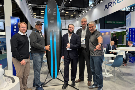 Quentin Vlamynck, Antoine Albeau, Léonard Serrano, Pierre Gérard, Marc Amerigo autour de la planche construite par Neo Sailing Technologies