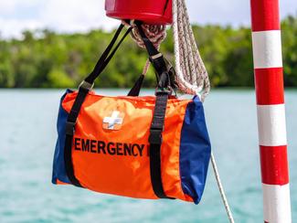 Balise, VHF, satellite, batterie : le sac de...