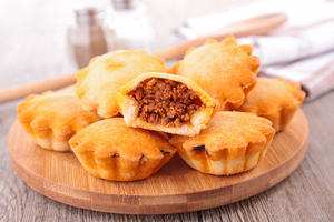 Tielle sétoise : la tourte au poulpe épicée emblématique du port de Sète