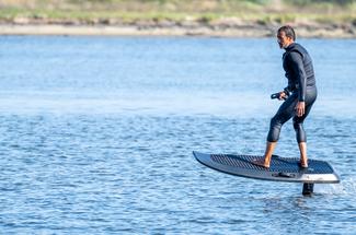 Hydrofoil à propulsion électrique : la nouvelle glisse sans bruit ni gro...