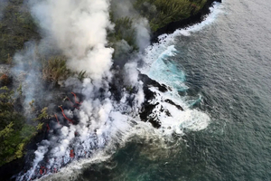 Piton de la Fournaise : la lave retrouve l’océan, un spectacle rare qui bouleverse La Réunion