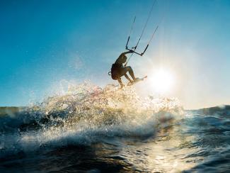 Wingfoil vs kitesurf : lequel choisir pour...