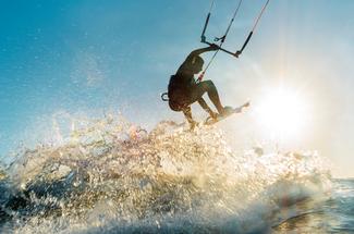 Wingfoil vs kitesurf : lequel choisir pour débuter en 2026 ?