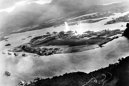 Vue aérienne de l'attaque de Pearl Harbor.