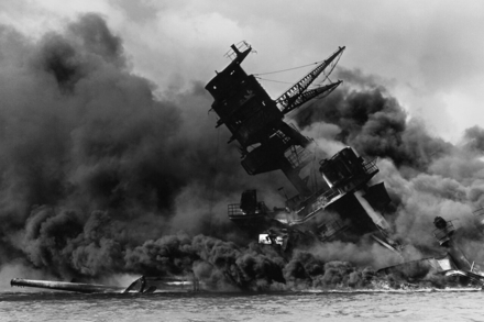 Incendie sur le cuirassé USS Arizona après l'attaque.