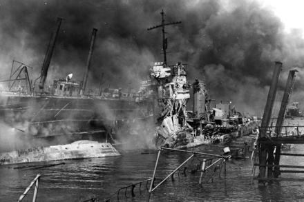 Épave du destroyer Shaw à la suite de son explosion.