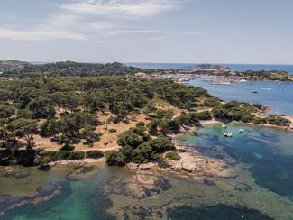 Au printemps, l’île des Embiez s’impose comme...