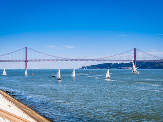 Naviguer sur le Tage à Lisbonne au printemps :...