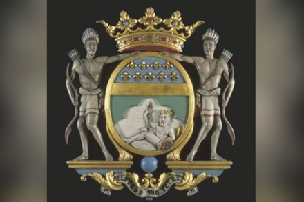 Sculpture représentant le sceau de la Compagnie des Indes Orientales.