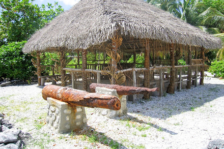 Les Canons de l'Afrikaansche Galley exposés à Takaora (TH) https://www.tahitiheritage.pf/canons-africaansche-galey-takaroa/