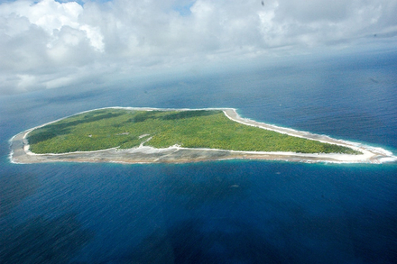 L'île de Tikei, une des rares Tuamotu sans lagon intérieur, et isolée : incompatible avec la description de Behrens en 1722. Claude serra https://www.tahitiheritage.pf/ile-tikei/