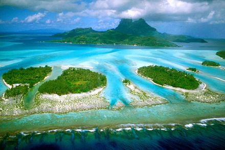 La Barriere, les motus et le mont Otemanau dans l’île de Bora Bora.